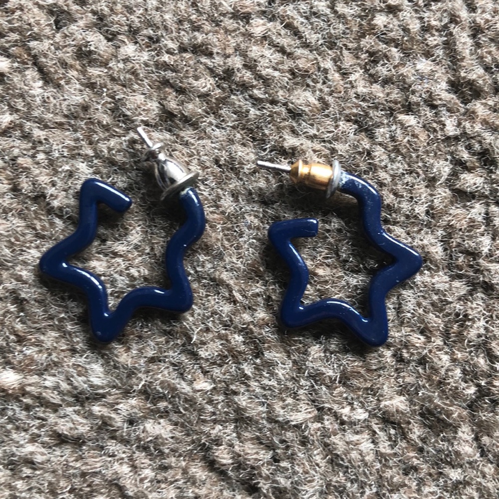 🔴5/$5 Navy blue star stud earrings.